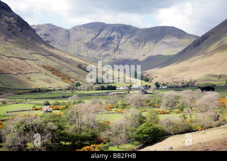 Blick hinunter in Richtung Wasdale Head aus dem Pfad absteigend Scafell Pike Stockfoto