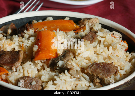 Qabili Pilau ist eine Reis-Zubereitung mit Lamm, Möhren und Rosinen gemacht Stockfoto