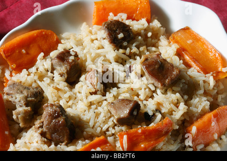 Qabili Pilau ist eine Reis-Zubereitung mit Lamm, Möhren und Rosinen gemacht Stockfoto