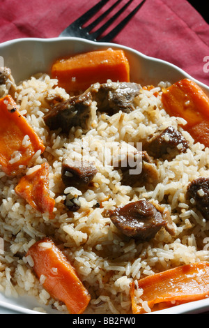 Qabili Pilau ist eine Reis-Zubereitung mit Lamm, Möhren und Rosinen gemacht Stockfoto