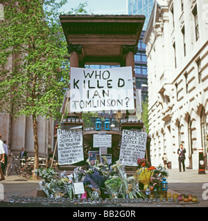 Ian Tomlinson Denkmal hinter der Royal Exchange Stadt des Londoner G20-Protest in 2009 London England UK KATHY DEWITT Stockfoto