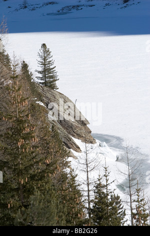 Zuffritsee / Gioveretto Reservoir zugefroren und schneebedeckt Alto Adige Stockfoto
