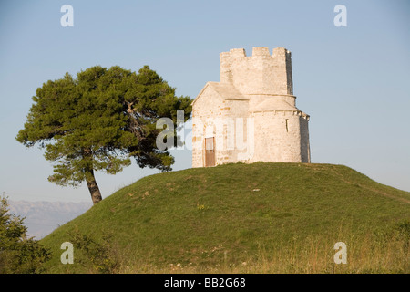 Reisen Kroatien; St. Nicolas Church aus dem 11. Jahrhundert liegt auf einem Hügel mit einem Baum neben ihm, in der Nähe der Stadt Nin. Stockfoto