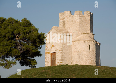 Reisen Kroatien; St. Nicolas Church aus dem 11. Jahrhundert liegt auf einem Hügel mit einem Baum neben ihm, in der Nähe der Stadt Nin. Stockfoto