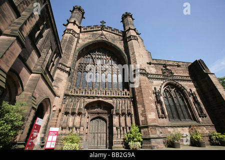 Von Chester, England. Westen vor dem Eingang zur historischen Chester Kathedrale St Werburgh Street. Stockfoto