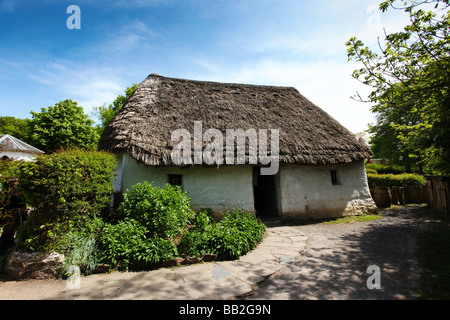 Nant Wallter Thatched Cottage Bauernhaus umgebaut rekonstruiert bei St Fagans nationalen Geschichte Museum of Welsh Life in der Nähe von Cardiff Stockfoto