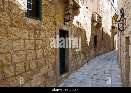 Schmale gepflasterte Straße in Mdina, Malta. Stockfoto