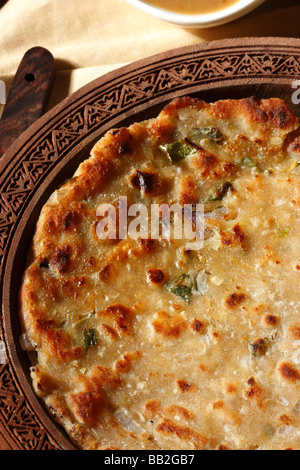 Dicken Fladenbrot / Chapathi mit Zwiebeln und Koriander oder einfach nur Salz und Pfeffer gemacht Stockfoto