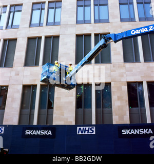 St. Barts NHS Cancer Care Baustelle, Skanska Arbeitnehmer in Kran anheben und London England UK KATHY DEWITT Zeichen Stockfoto