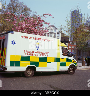 NHS hohe Abhängigkeit Einheit spezielle Ambulanz Dienst Transferfahrzeug St Barts Hospital London UK KATHY DEWITT Stockfoto