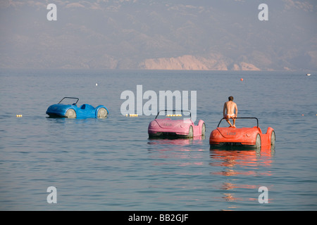 Reisen Kroatien; Ein Mann sitzt an der Windschutzscheibe eines Autos geprägt Paddelboot im Adriatischen Meer von Baska auf der Insel Krk. Stockfoto