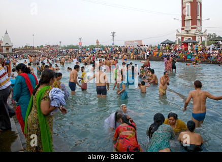 Frauen Baden im heiligen Fluss Ganges in Indien während 