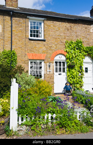 Letchmore Heath, Hertfordshire, Landor Cottages, typisch englischen Cottage & Gärten mit Paddington Bär Statue vor Haustür Stockfoto