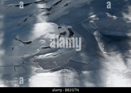 Eis auf See knacken wie Wasserstände reduzieren Stockfoto