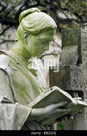 Denkmäler, die in der viktorianischen Friedhof bei Brookwood Surrey England Großbritannien Stockfoto