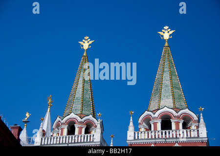 Russland, Moskau, Roter Platz. Voskresenskie Gate, golden doppelköpfigen Adler auf Turm, Symbol für Russland. Stockfoto