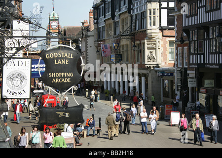 Von Chester, England. Einen anstrengenden shopping-Tag an einem sonnigen Tag im Chesters Eastgate Street. Stockfoto