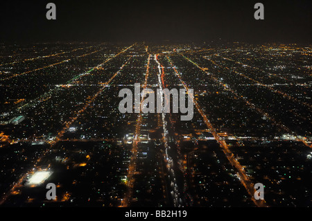 Belebte Autobahnen bei Nacht (Luftaufnahme), Los Angeles CA Stockfoto