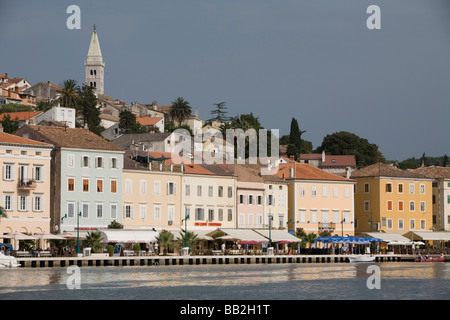 Reisen Kroatien; Die bunten Gebäude mit Geschäften und Restaurants, die Wasser in Mali Losinj. Stockfoto