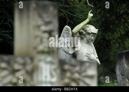 Denkmäler, die in der viktorianischen Friedhof bei Brookwood Surrey England Großbritannien Stockfoto