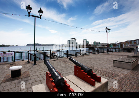 Der Cardiff Bay Gegend Waterfront mit Blick über die Bucht in Richtung St. Davids Hotel &amp; Spa, Cardiff, Südwales, UK Stockfoto