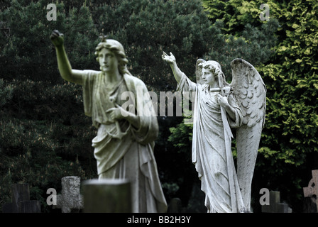 Denkmäler, die in der viktorianischen Friedhof bei Brookwood Surrey England Großbritannien Stockfoto