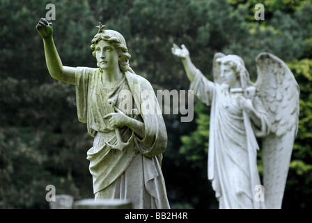 Denkmäler, die in der viktorianischen Friedhof bei Brookwood Surrey England Großbritannien Stockfoto