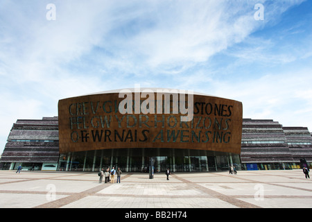 Das Wales Millennium Centre in Cardiff Bay, South Wales in Cardiff Außenansicht Eyecatching moderne walisische Architektur Gebäude Stockfoto