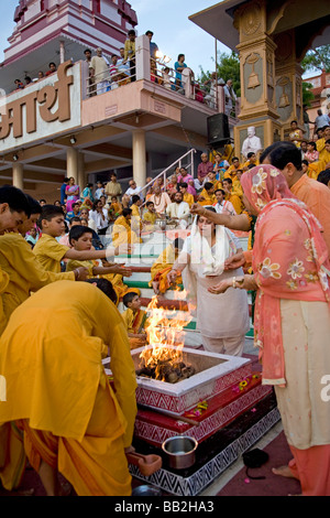 Ganga Aarti Zeremonie. Triveni Ghat.Rishikesh. Uttarakhand. Indien Stockfoto