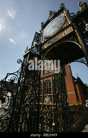 Von Chester, England. Geringer seitlicher Blick auf John Douglas entworfen Eastgate Clock auf der Stadtmauer in der Eastgate Street Stockfoto