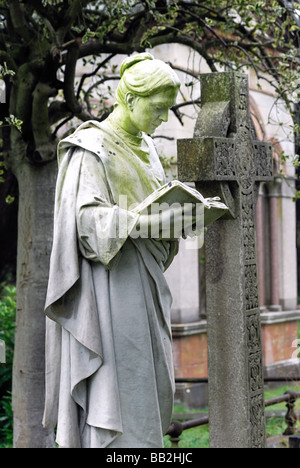 Denkmäler, die in der viktorianischen Friedhof bei Brookwood Surrey England Großbritannien Stockfoto