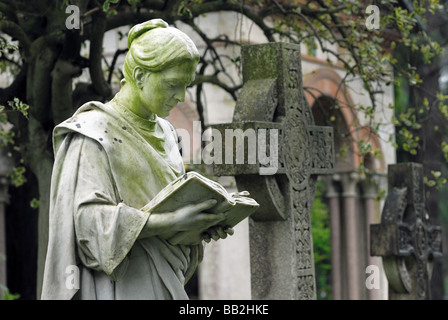 Denkmäler, die in der viktorianischen Friedhof bei Brookwood Surrey England Großbritannien Stockfoto