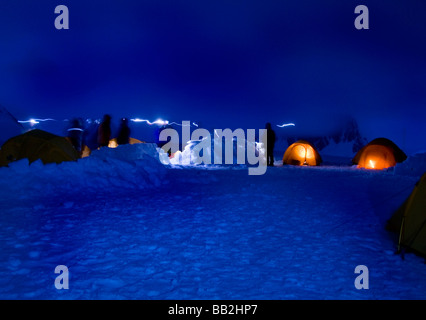Camping in der Nähe von Dorian Bucht in der Antarktis, die Silhouette der Dunkelheit Expedition-Team-Mitglieder Stockfoto