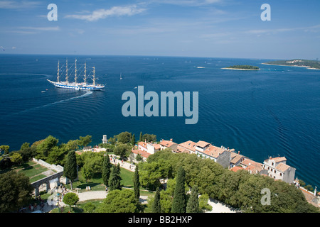 Reisen Kroatien; Eine fünf Mast Segelschiff im Adriatischen Meer verläuft die Küste von Rovinj. Stockfoto