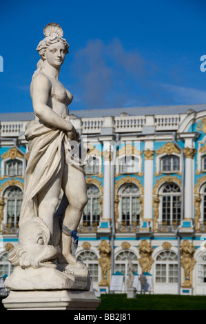 Russland, St. Petersburg, Katharinenpalast (aka Bolschoi Yekaterinsky Dvorets). Palast-Ansicht vom Garten. Stockfoto