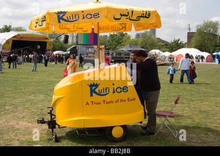 moderne neue Eisverkäufer stehen Bengali gegründet Mela Banglatown Brick Lane London England uk-Osteuropa Stockfoto