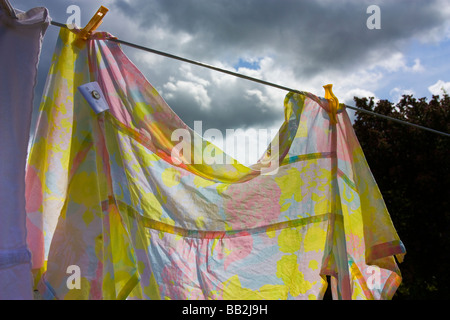 Waschen an Line-in-Sonne mit stimmungsvoller Himmel und Wolken hängen Stockfoto