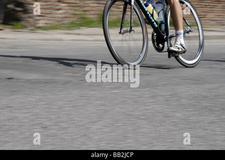 Profi-Radsportler im Straßenrennen Straße in Stadt Stockfoto