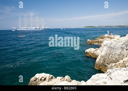 Reisen Kroatien; Eine fünf Mast Segelschiff im Adriatischen Meer verläuft die felsige Küste in der Nähe von Rovinj. Stockfoto