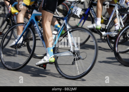 professionelle Radfahrer im Straßenrennen Straße in Stadt Stockfoto