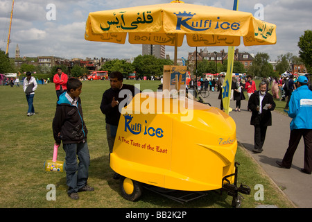 moderne neue Eisverkäufer stehen Bengali gegründet Mela Banglatown Brick Lane London England uk-Osteuropa Stockfoto