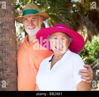 Portrait von einem glücklichen senior paar im Urlaub tragen ihre Sonnenhüte Stockfoto