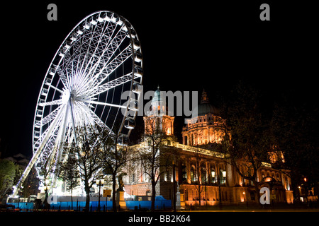 Der Belfast City Hall und das Rad in der Nacht Stockfoto