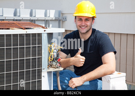 Klimaanlage-Mechaniker arbeitet an einem Kompressor und einem selber geben Stockfoto