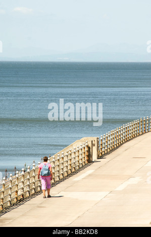 Fuß entlang der Strandpromenade Stockfoto