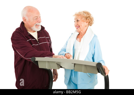 Aktive Senioren paar trainieren Sie im Fitnesscenter isoliert auf weiß Stockfoto