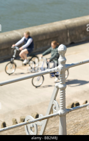 Radfahren entlang der promenade Stockfoto