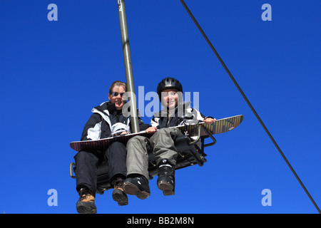 2 Snowboarder auf den Skilift am Juni Berg in der Sierra Nevada Berge California Stockfoto