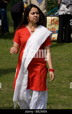 Shalwar Kameez indische Frau Tracht bengali gegründet Mela Banglatown Brick Lane London England uk-Osteuropa Stockfoto