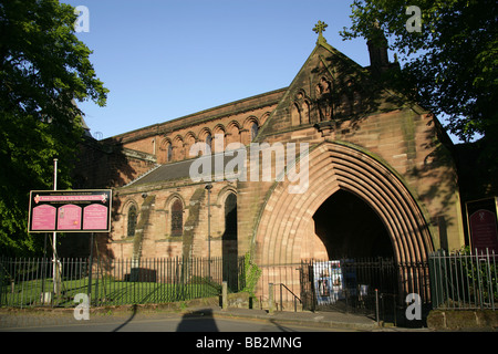 Von Chester, England. Wichtigsten Nordeingang des ehemaligen sächsischen Münsters jetzt die Kirche des St. Johannes des Täufers an Pfarrer Lane. Stockfoto